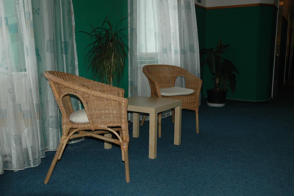 Hotel Mrazek Pardubice Bagian luar foto
